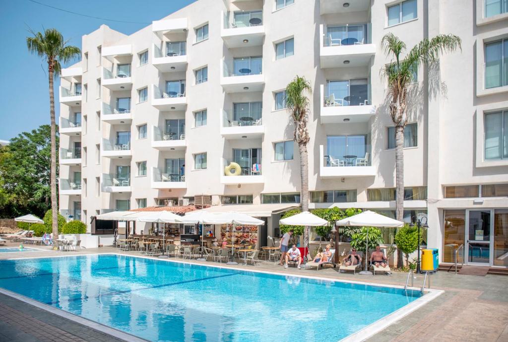 Bazén v ubytování Alva Hotel Apartments nebo v jeho okolí