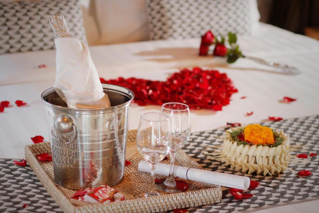 The Sender Pool Suites photo 12