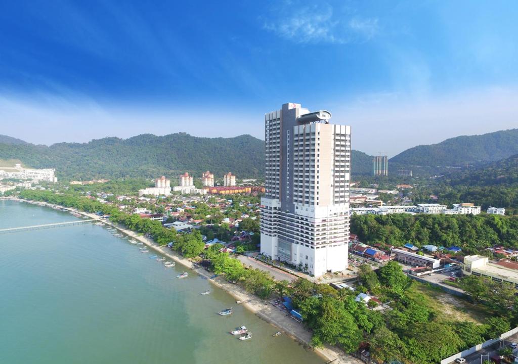 eine Luftansicht eines großen Gebäudes neben einem Fluss in der Unterkunft Lexis Suites Penang in Bayan Lepas