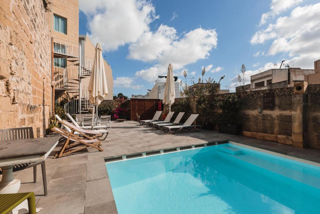 Piscina de la sau aproape de Talbot & Bons Bed & Breakfast