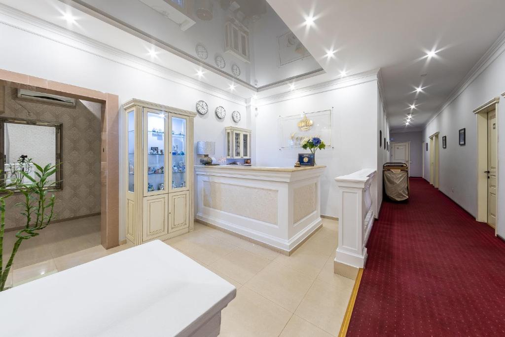 Cette grande chambre dispose d'un comptoir et d'un tapis rouge. dans l'établissement Corona Hotel & Apartments, à Odessa