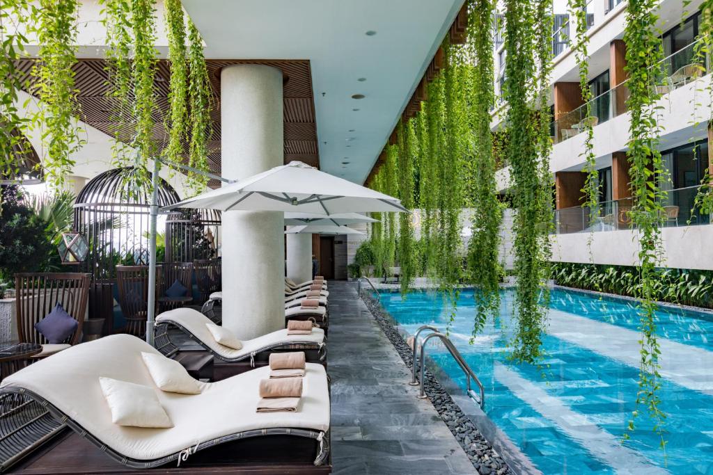 Bazén v ubytování New Orient Hotel Da Nang nebo v jeho okolí