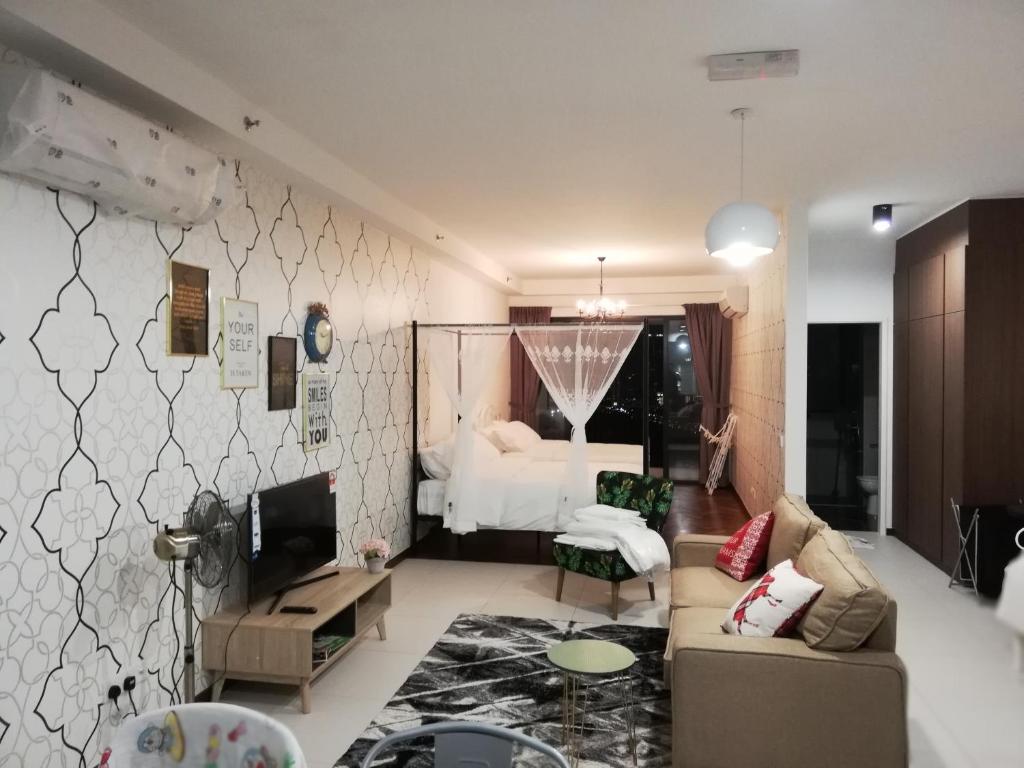 uma sala de estar com um sofá e uma cama em Seaview Landmark Studio Homestay at Gurney 无敌海景套房 em Tanjong Tokong