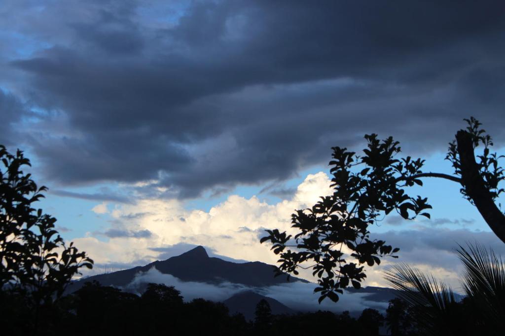 una vista di una montagna sotto un cielo nuvoloso di Gerard Holiday Home a Kandy