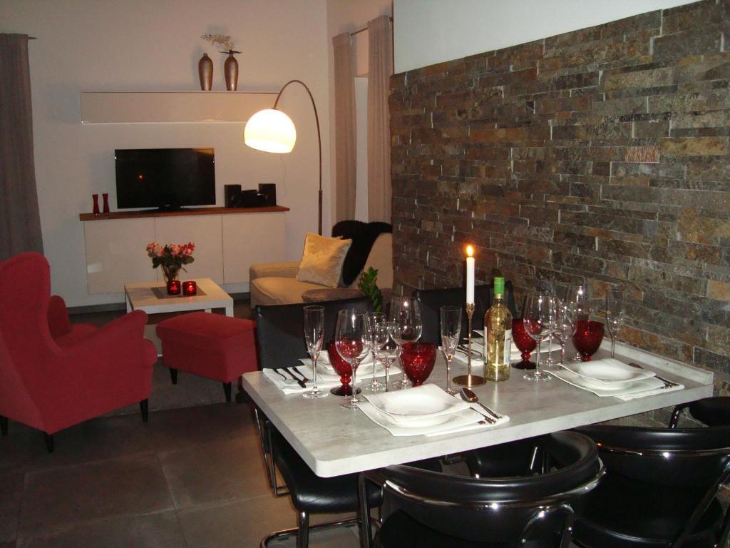 une salle à manger avec une table et des verres à vin dans l'établissement Strandlust II, à Petersfeld