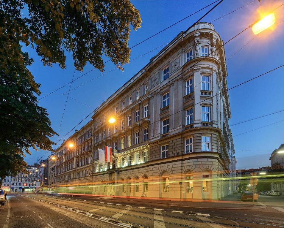 duży budynek na ulicy w nocy w obiekcie Hotel Bellevue Wien w Wiedniu