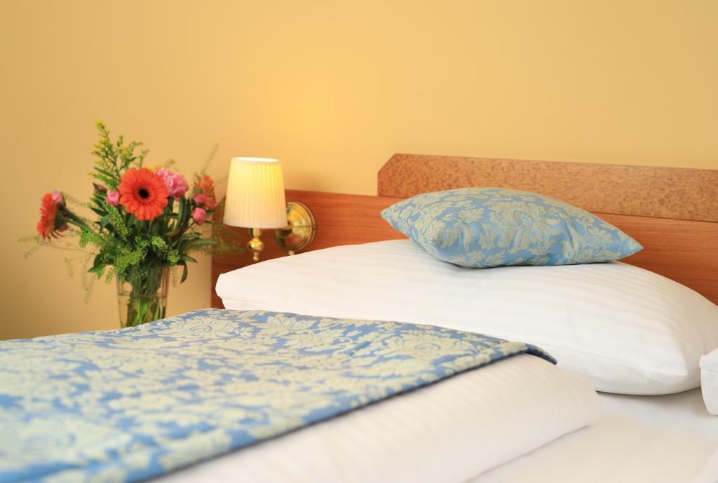 Łóżko lub łóżka w pokoju w obiekcie Hotel Bellevue Wien