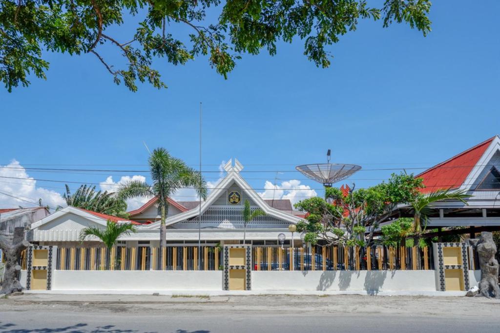 een gebouw midden in een straat bij RedDoorz Plus Syariah at Alam Raya Hotel in Palu