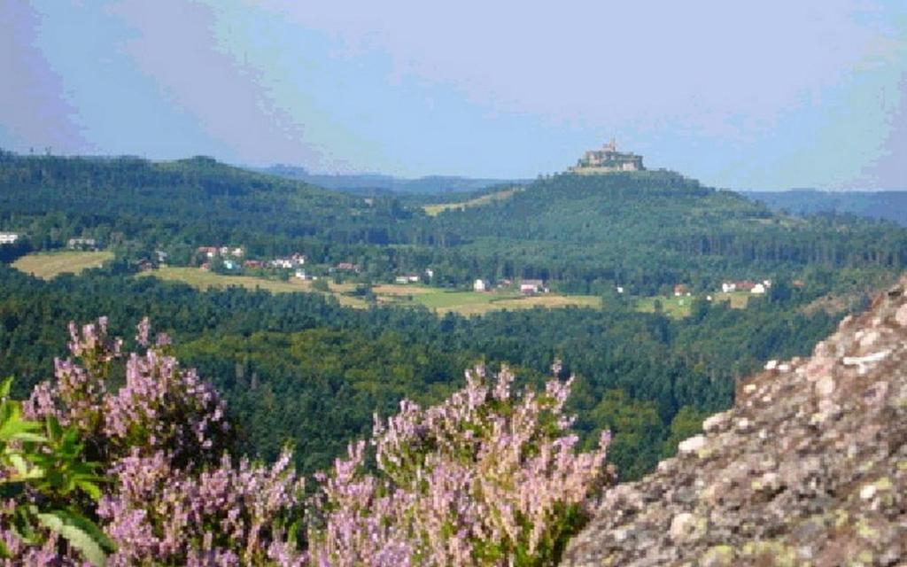 Offrant une vue sur la montagne, cette maison est située sur une colline. dans l'établissement gîte La Belle Vue, à La Hoube