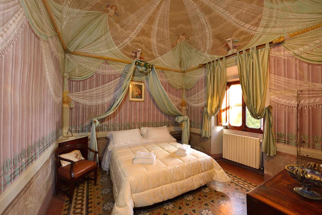 een slaapkamer met een hemelbed bij Palazzo Tombesi Trecci in Montepulciano