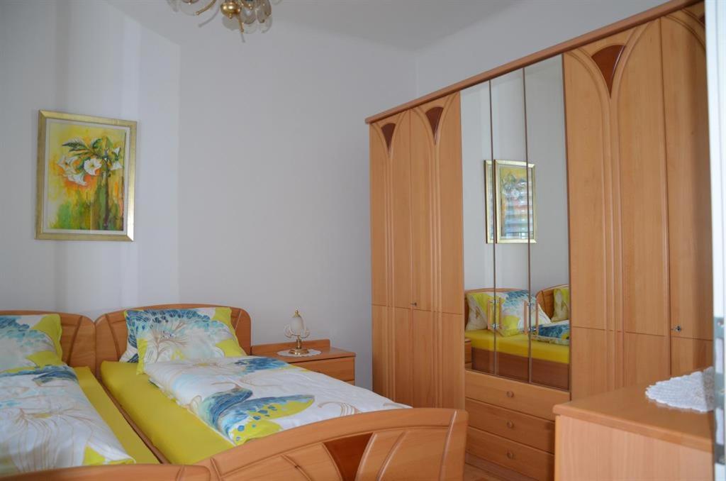 ein Schlafzimmer mit einem Bett und einer Kommode in der Unterkunft Ferienwohnung Birgit in Eisenstadt