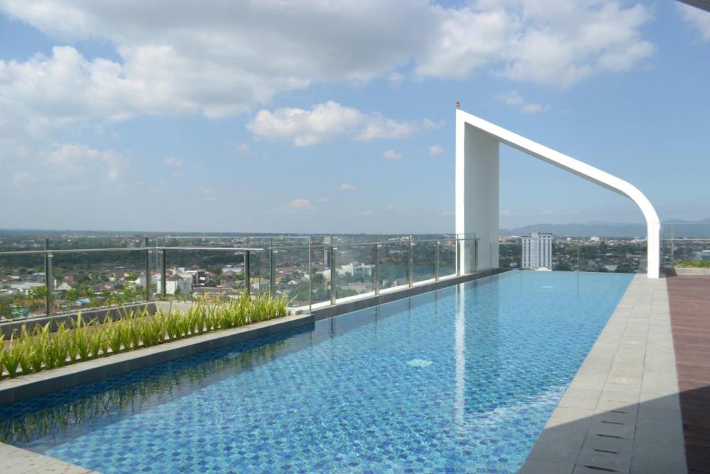 uma piscina no telhado de um edifício em The Cabin Apartment Uttara em Yogyakarta