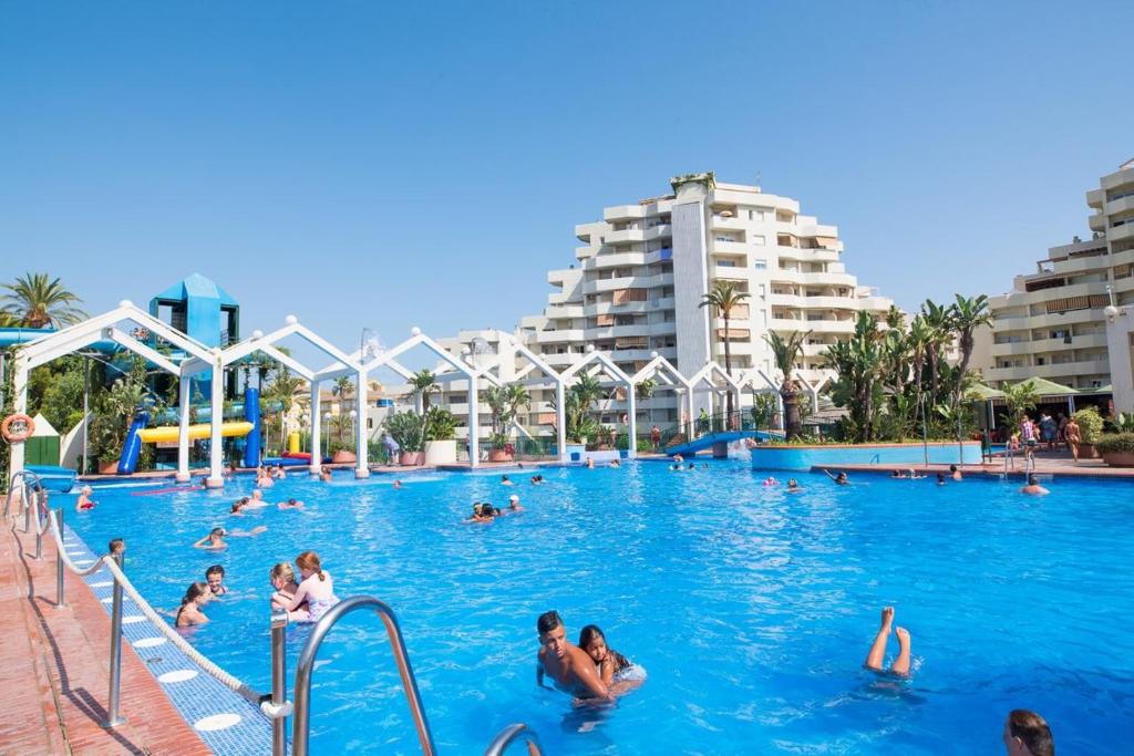 Bazén v ubytovaní BENALBEACH PLAYA SUITE alebo v jeho blízkosti