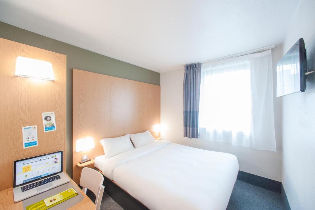 TV a/nebo společenská místnost v ubytování B&B HOTEL Aubenas