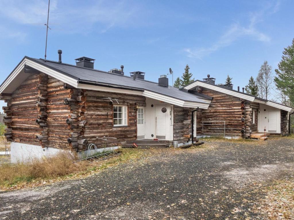 Blockhaus mit Veranda auf einer Straße in der Unterkunft Holiday Home Revonaapa b13 by Interhome in Ruka