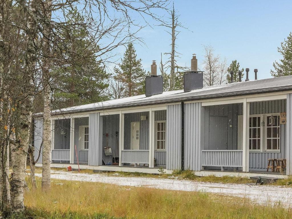 ein weißes Haus mit Fenstern in der Unterkunft Holiday Home Saariselän väärtin kammi 1 by Interhome in Saariselkä