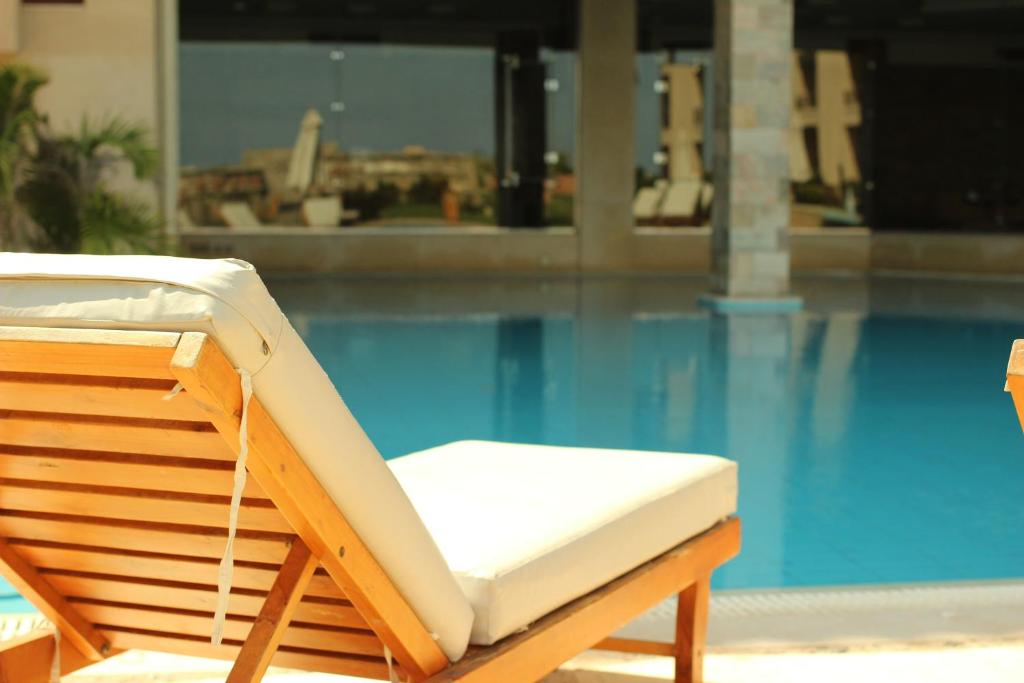 Bazén v ubytování Panacea Suites Hotel nebo v jeho okolí