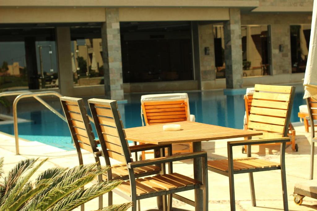 Bazén v ubytování Panacea Suites Hotel nebo v jeho okolí