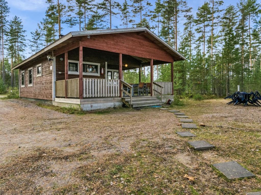 una pequeña cabaña en medio de un bosque en Holiday Home Mäntyniemi by Interhome, en Luhtanen