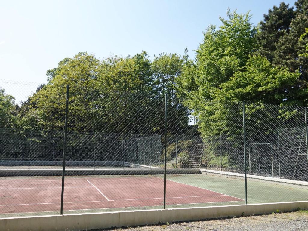 Tenis a/nebo squash v ubytování Apartment Balafen by Interhome nebo okolí