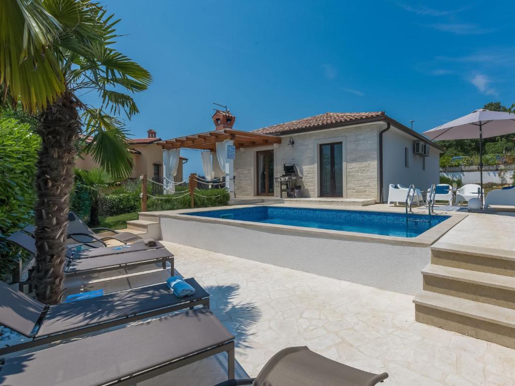 willa z basenem i domem w obiekcie Holiday Home Villa Joy by Interhome w mieście Novigrad