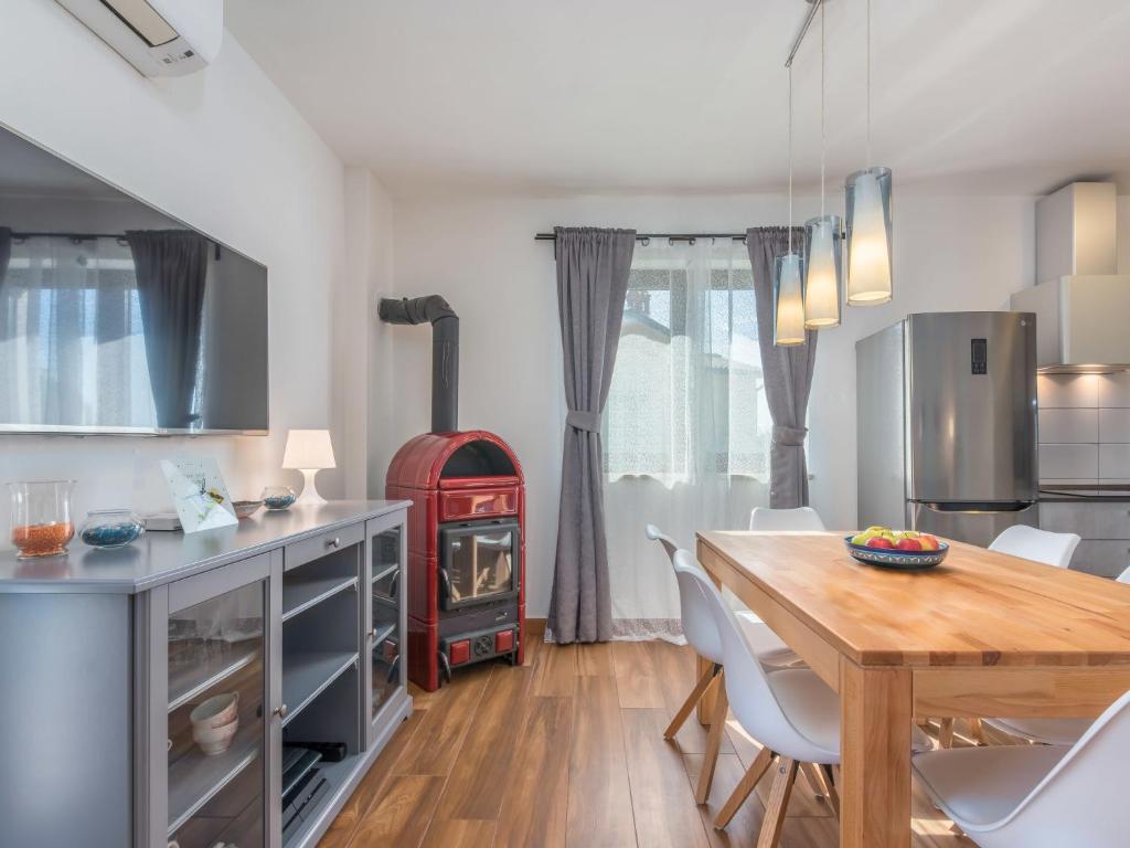 Kuchnia lub aneks kuchenny w obiekcie Holiday Home Villa Joy by Interhome