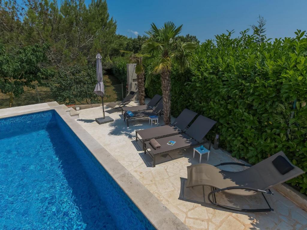 Basen w obiekcie Holiday Home Villa Joy by Interhome lub w pobliżu