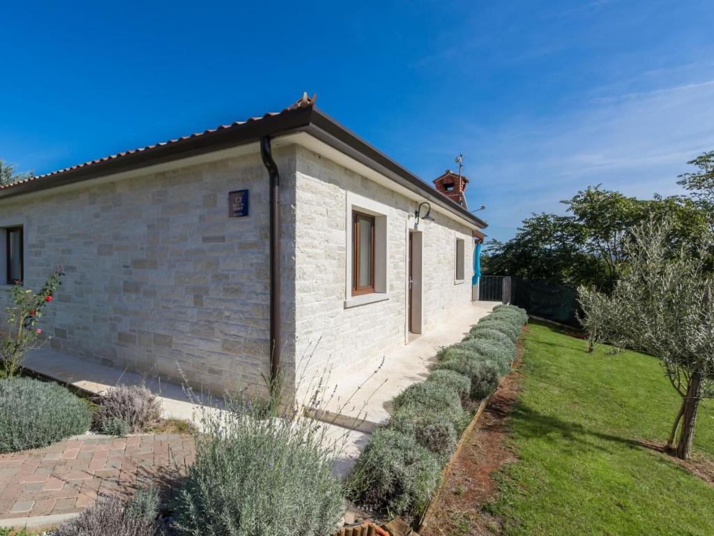 Ogród w obiekcie Holiday Home Villa Joy by Interhome