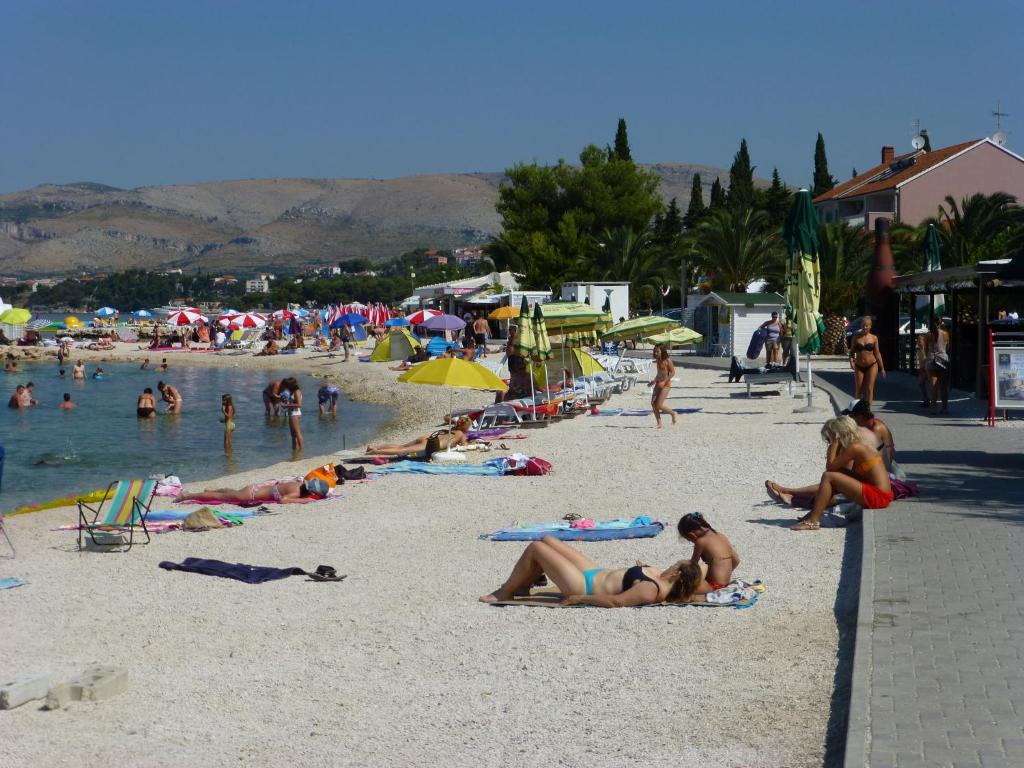 Fotografia z galérie ubytovania Nice apartment with shared swimming pool only 500m from the beach and 4km from Trogir v Trogiri