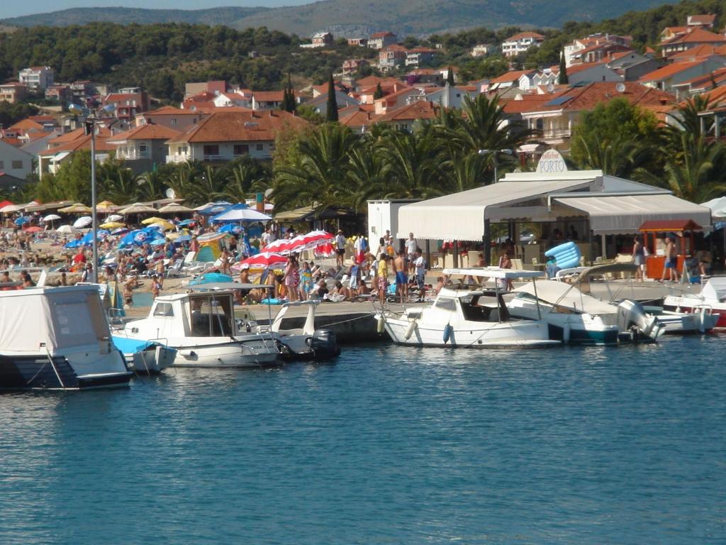 Fotografia z galérie ubytovania Nice apartment with shared swimming pool only 500m from the beach and 4km from Trogir v Trogiri