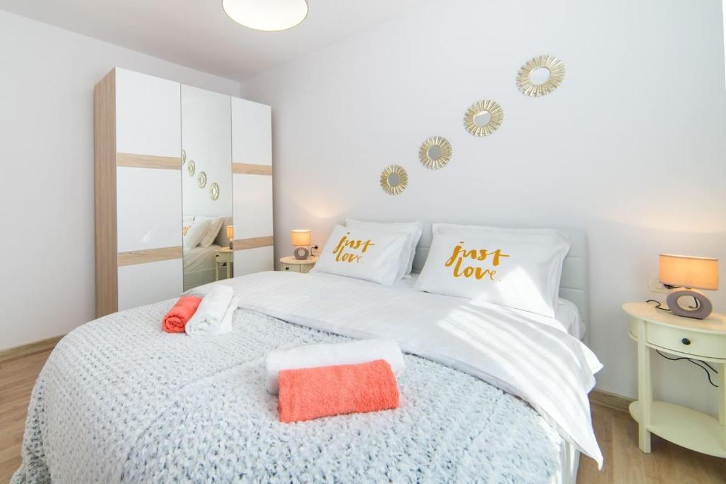 Postel nebo postele na pokoji v ubytování Apartment Karlo - Grad Ploče, Croatia