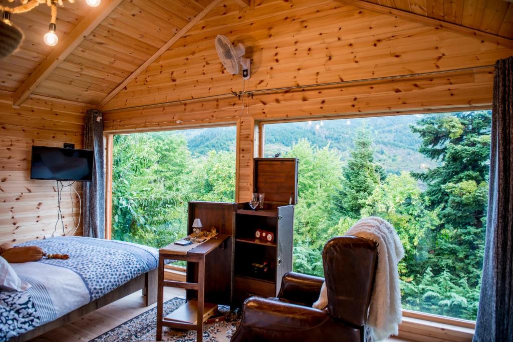 Televízia a/alebo spoločenská miestnosť v ubytovaní Kedra Village
