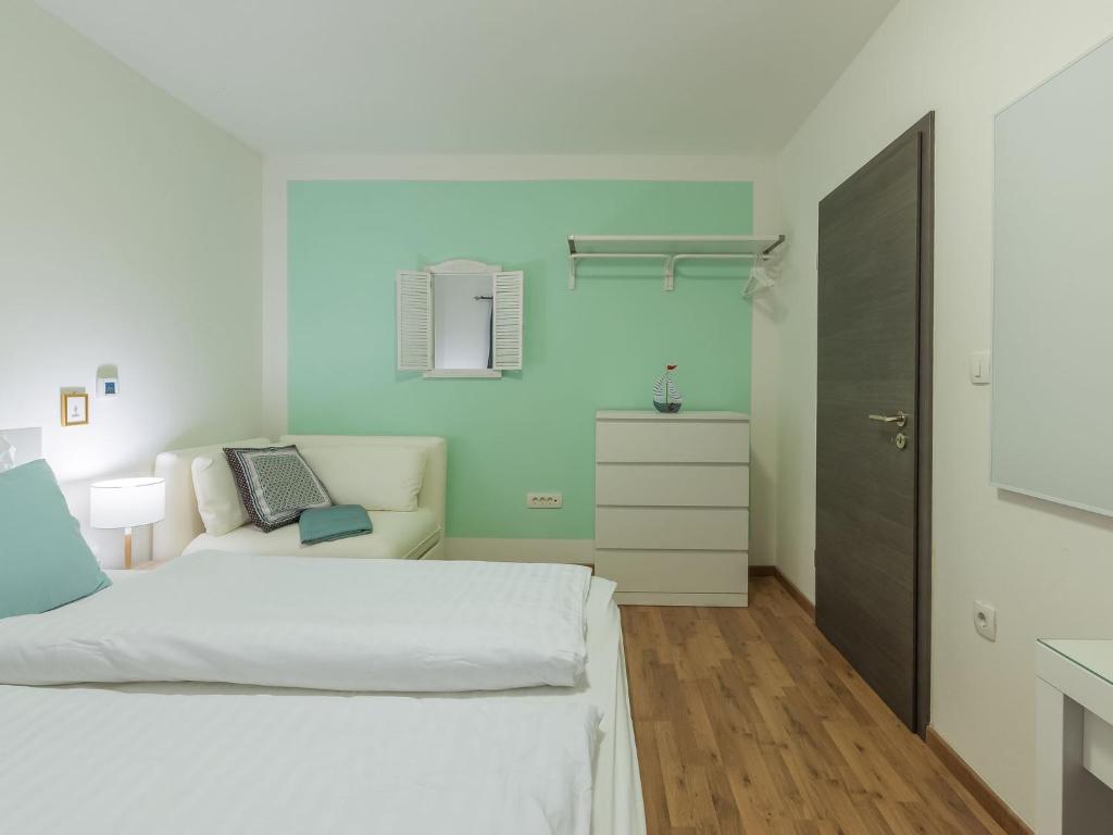 Łóżko lub łóżka w pokoju w obiekcie Holiday Home Villa Joy by Interhome