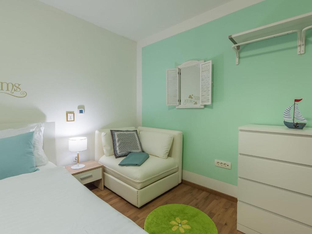 Łóżko lub łóżka w pokoju w obiekcie Holiday Home Villa Joy by Interhome