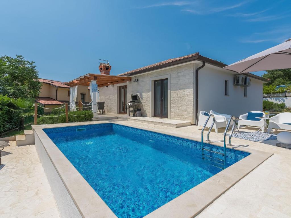 Basen w obiekcie Holiday Home Villa Joy by Interhome lub w pobliżu