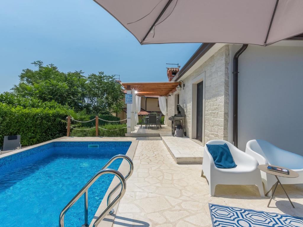 Willa z basenem i meblami ogrodowymi w obiekcie Holiday Home Villa Joy by Interhome w mieście Novigrad