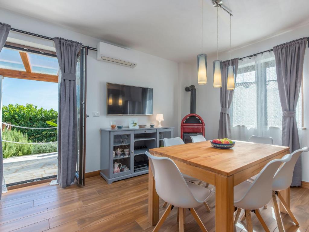 Kuchnia lub aneks kuchenny w obiekcie Holiday Home Villa Joy by Interhome