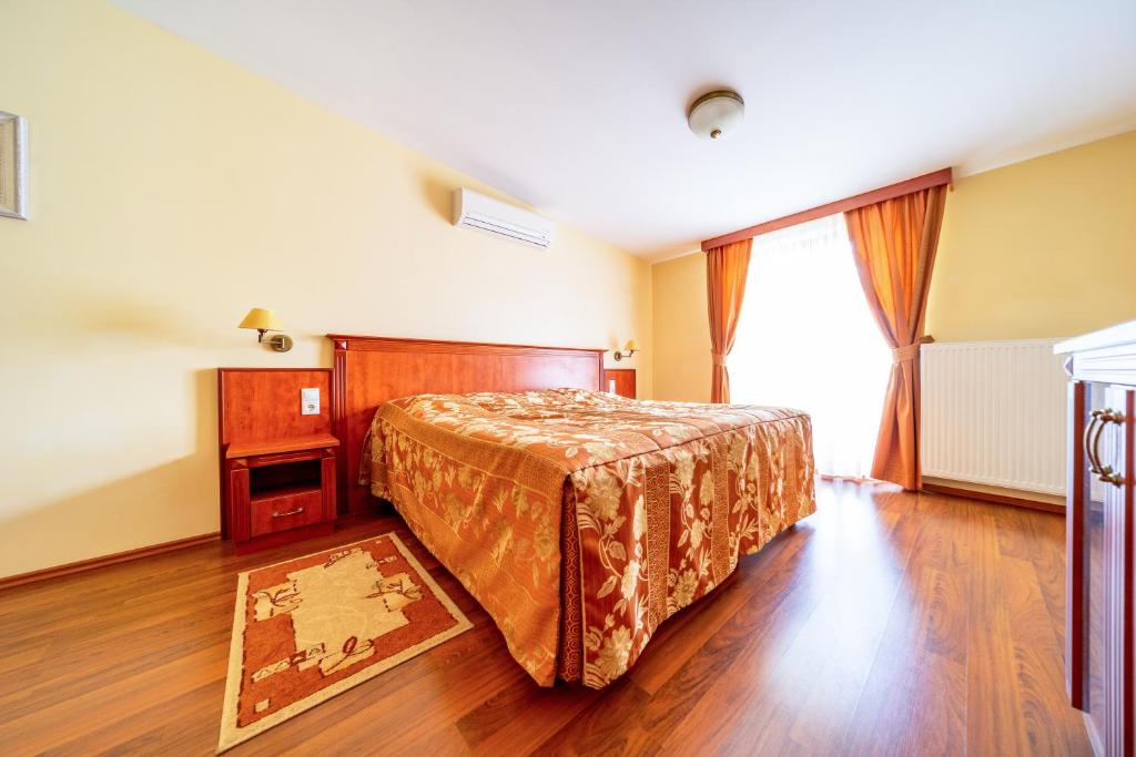 Postel nebo postele na pokoji v ubytování Pannon Hotel Bejelentkezés 20 óráig, Check-in until 20 o'clock, Einchecken bis 20 Uhr
