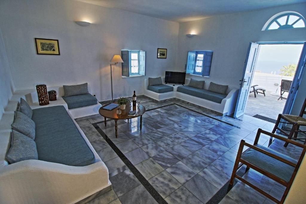 Een zitgedeelte bij Aethrio Sunset Village - Oia