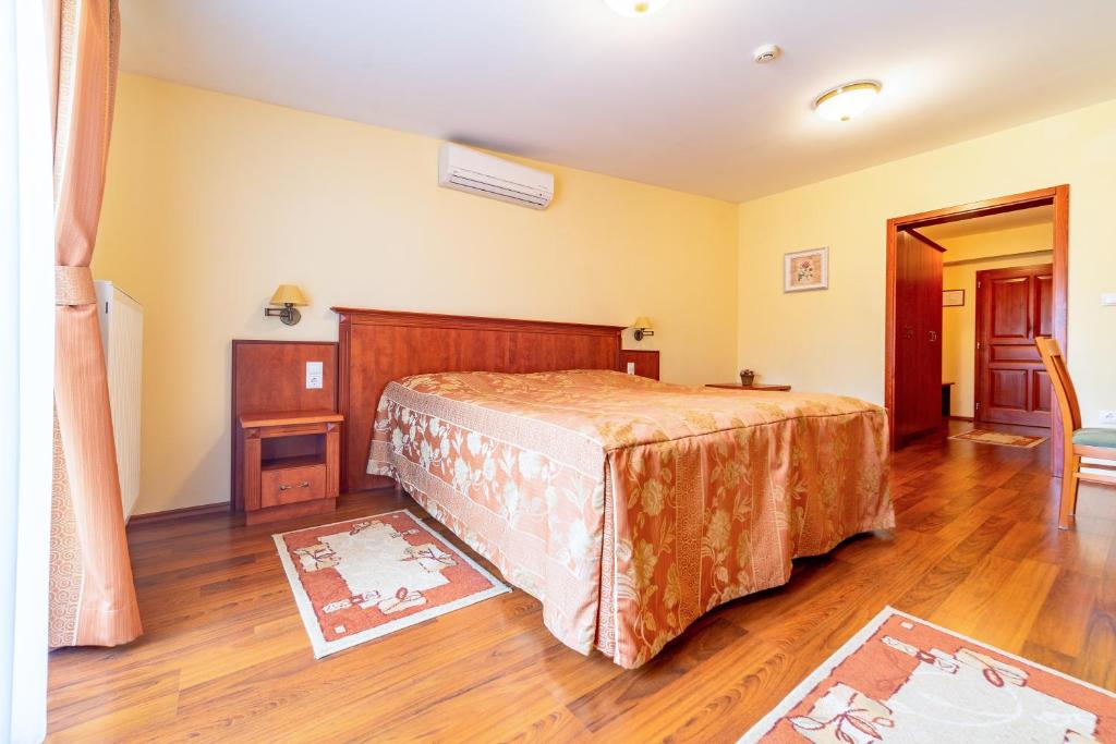 Postel nebo postele na pokoji v ubytování Pannon Hotel Bejelentkezés 20 óráig, Check-in until 20 o'clock, Einchecken bis 20 Uhr