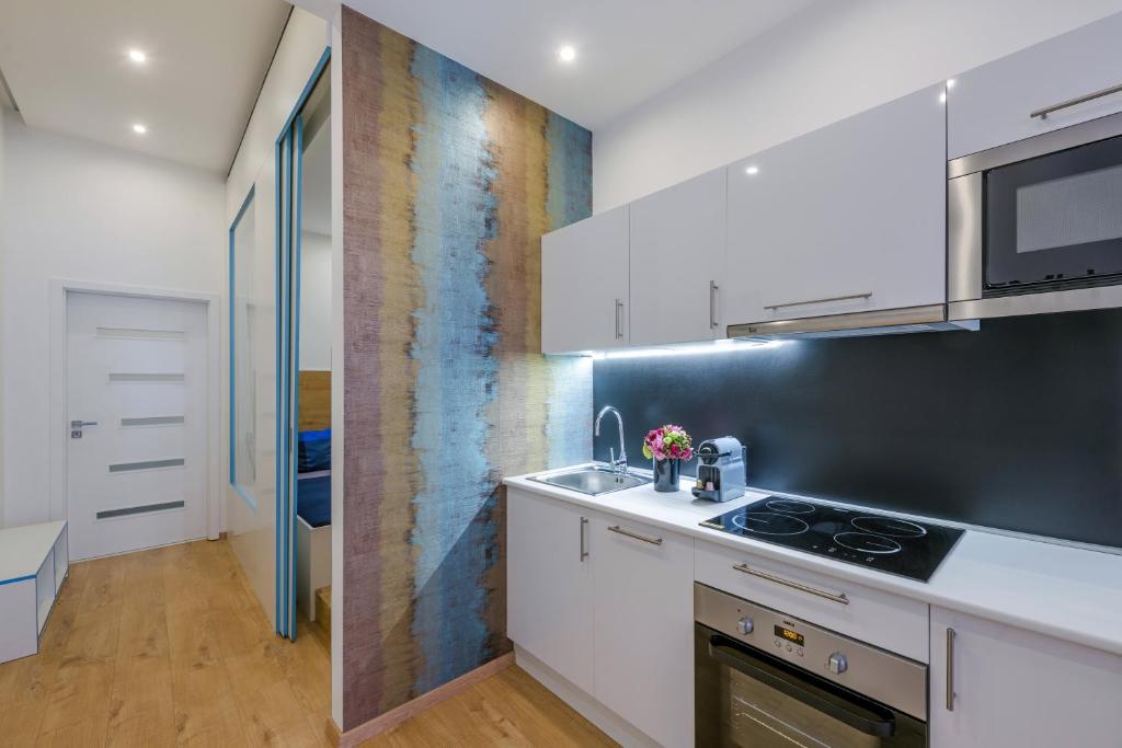 Kuchyňa alebo kuchynka v ubytovaní Amber / Navy Design Apartments with A/C