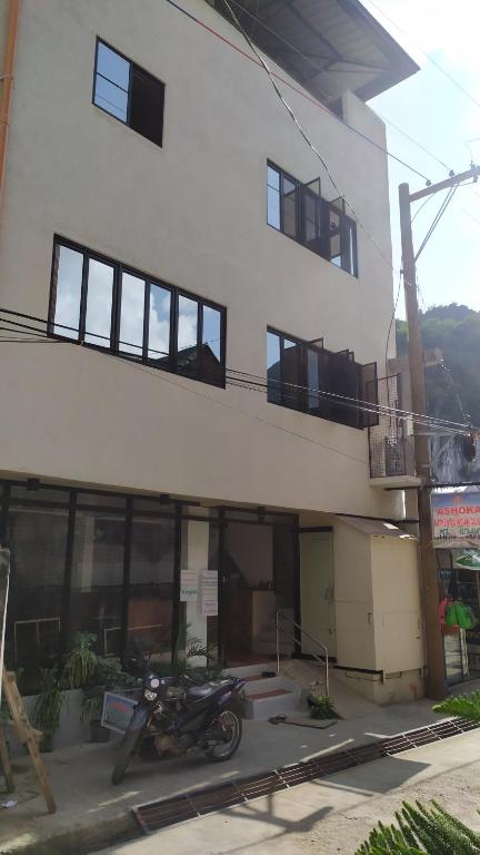 エルニドにあるHotel Ashoka (Authentic Indian Cuisine)の建物の前に駐車されたバイク