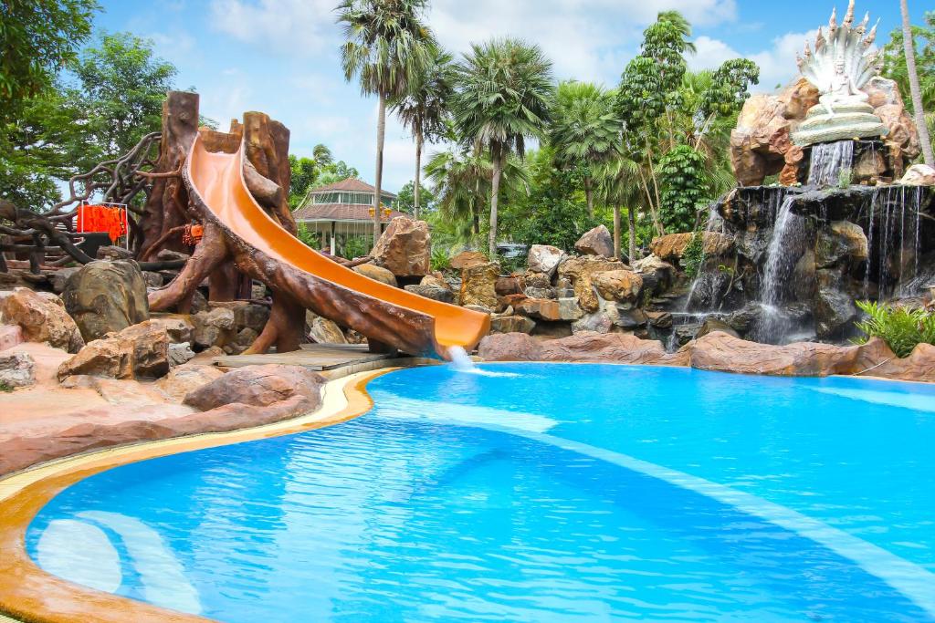 Bazén v ubytování Nana Resort Kaeng Krachan nebo v jeho okolí