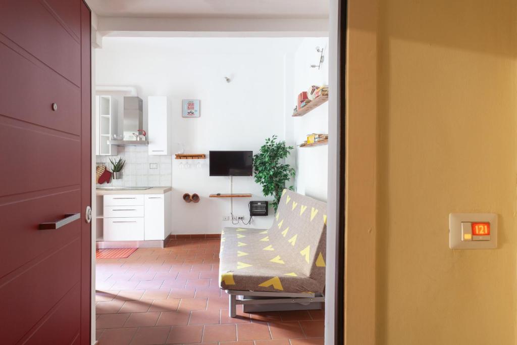 uma sala de estar com um sofá e uma cozinha em Appartamento 121 em Prato