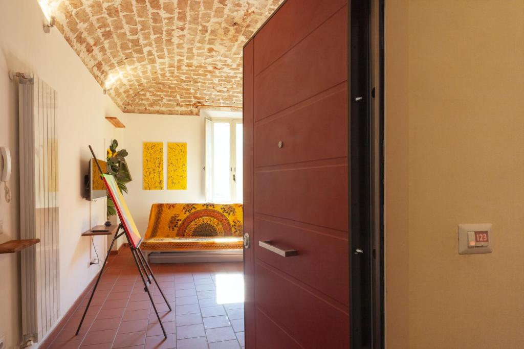 een hal met een kamer met een bank en een plafond bij Appartamento 123 in Prato