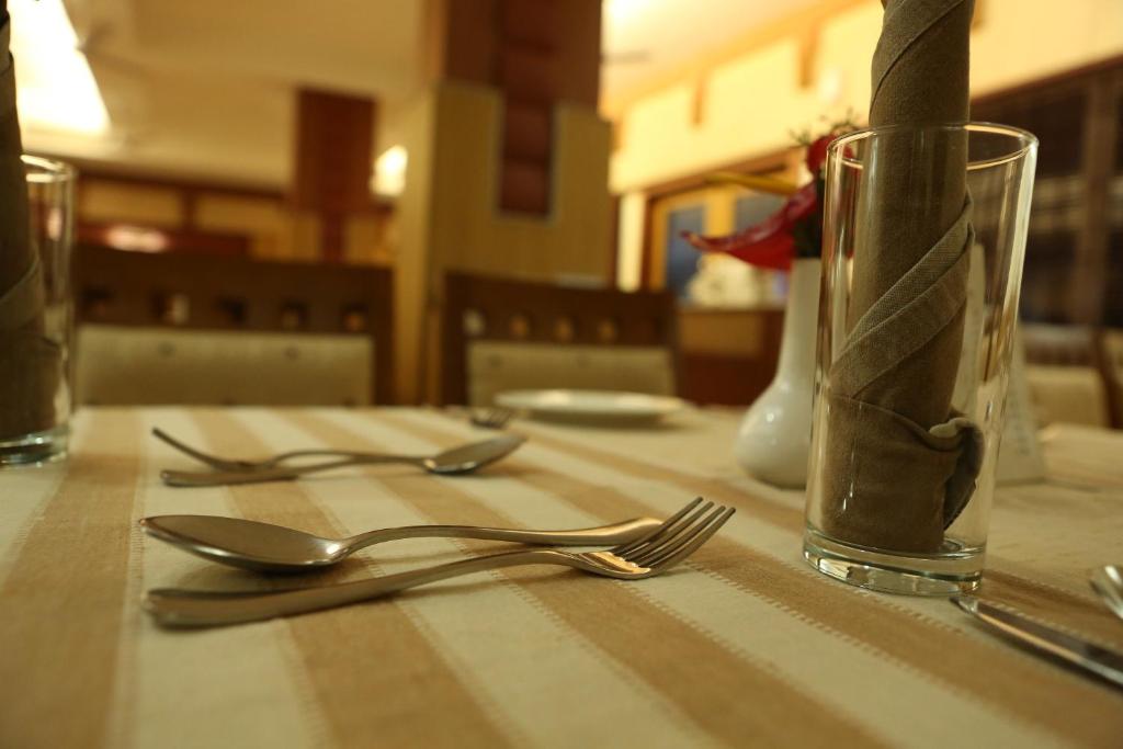 Postel nebo postele na pokoji v ubytování Hotel Airlink Castle