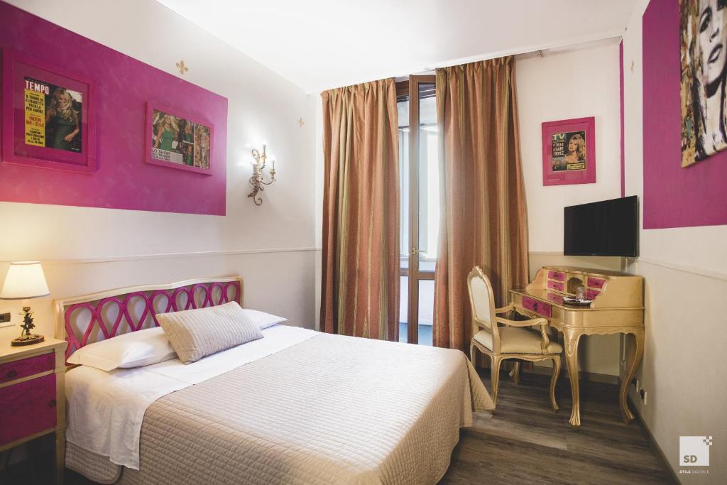 Postel nebo postele na pokoji v ubytování Admiral Hotel