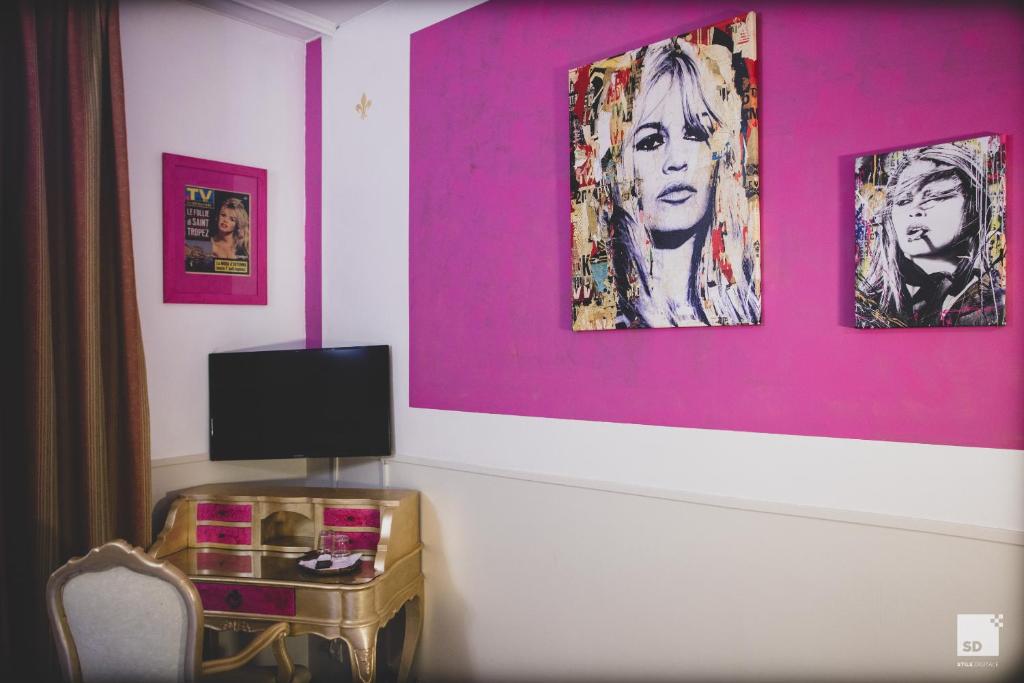TV a/nebo společenská místnost v ubytování Admiral Hotel