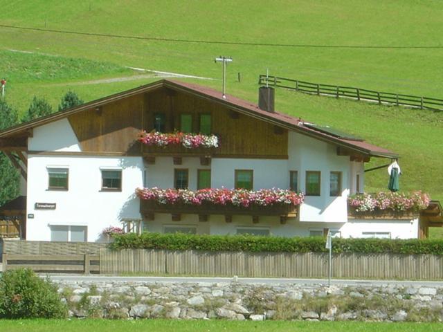 ein weißes Haus mit Blumenkästen drauf in der Unterkunft Appartement Mair in Sankt Leonhard im Pitztal