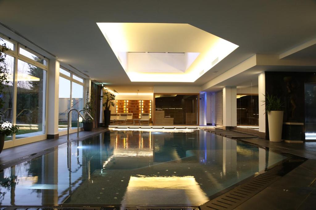 una piscina en una casa con techo en Hotel Mioni Royal San, en Montegrotto Terme
